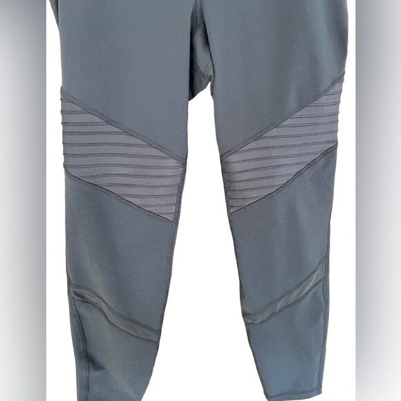 Old Navy Active Go Dry Leggings Size M
Gray,  Full Length Stretch - Picture 3 of 5